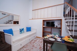 Shared Dormitory, 1 Bedroom, Smoking | Living room - Room-palma 1 Bedroom Apartment Lisbon (Lisbon)