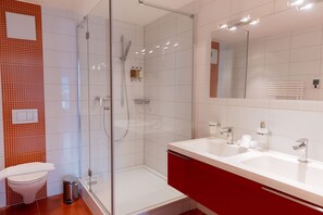 Shower, towels, toilet paper - Swiss Hotel Apartments-Montreux Montreux One Bedroom Lake View Apartments  and Spa C2.6 (Montreux)