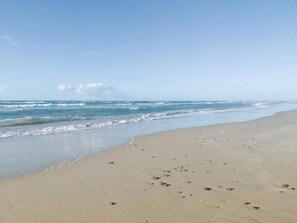 A beach with a sandy shore and waves. - 6 Person Holiday Home in Brovst (Brovst)