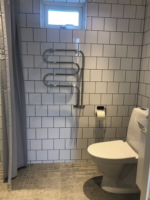 Serviettes fournies, savon, papier toilette