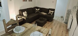 Smart TV, books - Modern, 2 bedroom, pet-friendly studio, close to Scotlands best golf courses! (Cupar)