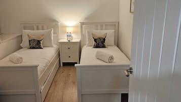 2 habitaciones, escritorio y tabla de planchar con plancha