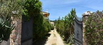 Apartment in villa with garden up to 5 minutes from the sandy beach