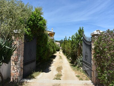 Apartment in villa with garden up to 5 minutes from the sandy beach