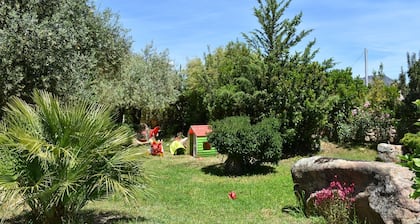 Apartment in villa with garden up to 5 minutes from the sandy beach