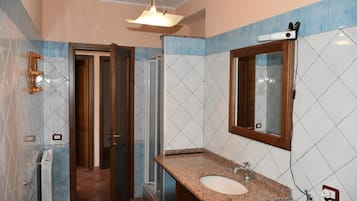 Whirlpool, Haartrockner, Bidet, Handtücher