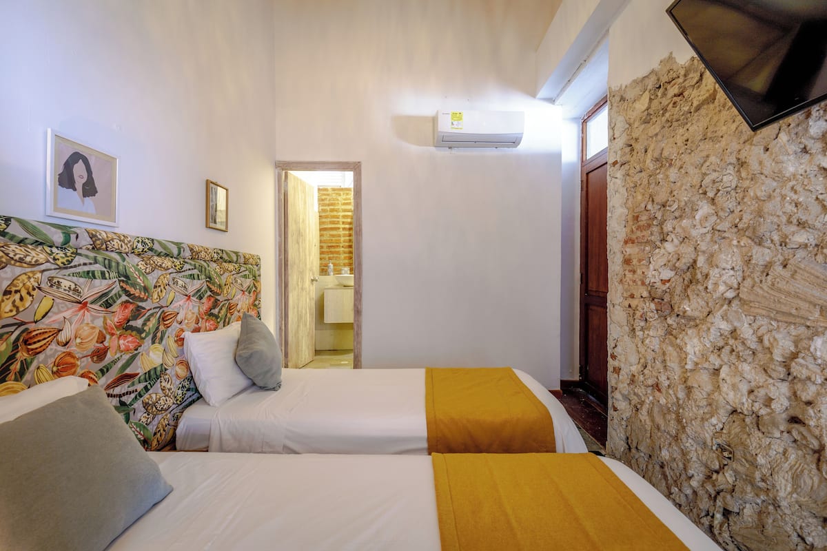 Habitación familiar con 1 cama doble o 2 individuales | Caja fuerte, wifi gratis, ropa de cama