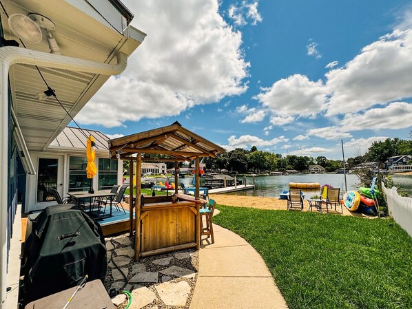 Outdoor dining - Lakefront Home on Diamond Bay | Beach | Fun (Cassopolis)