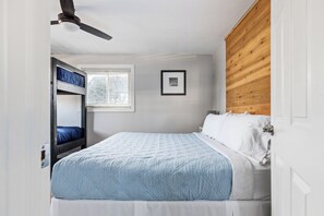 4 bedrooms, desk, iron/ironing board, travel crib - Lakefront Home on Diamond Bay | Beach | Fun (Cassopolis)