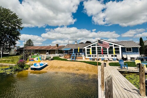 Sandy Diamond Bay Lakefront | Dock | Beach Toys