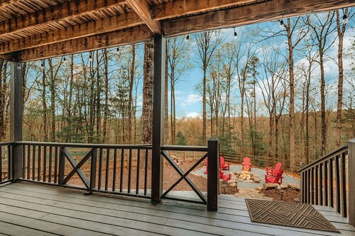 XL MODERN MTN RETREAT! Mtn Views GameRm, 6 rooms, Firepit, Close to Dwtn HOT TUB