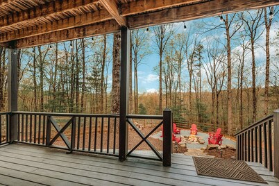 XL MODERN MTN RETREAT! Mtn Views GameRm, 6 rooms, Firepit, Close to Dwtn HOT TUB