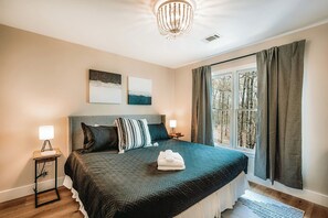 6 bedrooms, desk, iron/ironing board, travel crib