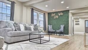 Living area - 3 Blks to Metro near FedEx Field Washington DC (Washington)