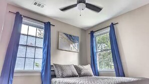 4 bedrooms, iron/ironing board, WiFi, bed sheets