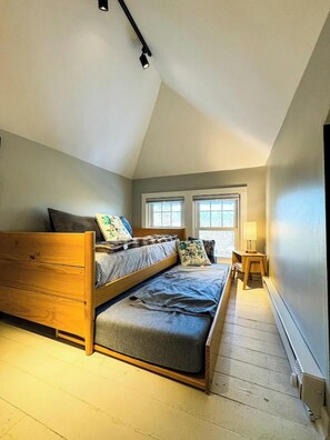 3 bedrooms, desk, WiFi, bed sheets