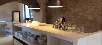 Gordes, in the heart of the village with private pool and panoramic view