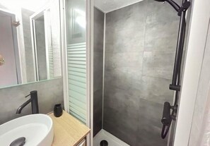 Secadora de cabello y papel de baño 