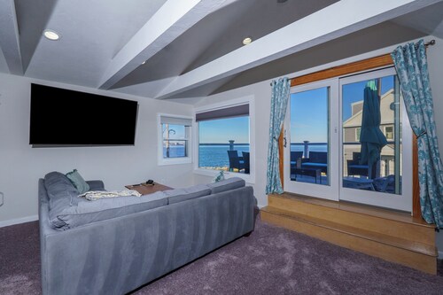 Beachside condo Boston, Airport,Train