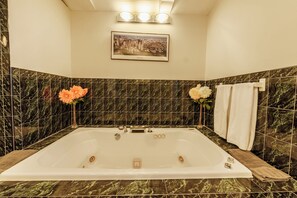 Shower, jetted bath, hair dryer, towels