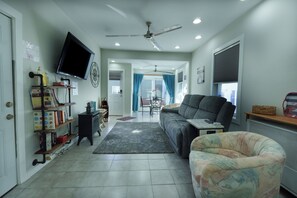 Smart TV, fireplace, books - Beachside condo Boston, Airport,Train (Revere)