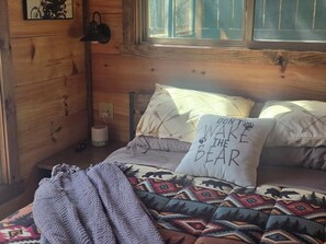 2 bedrooms, in-room safe, desk, iron/ironing board - Peaceful 2-bedroom Tiny Home Log Cabin in outskirts of Franklin. Pet Friendly! (Franklin)