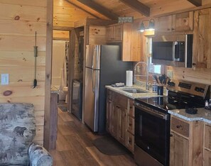 Fridge, microwave, oven, stovetop - Peaceful 2-bedroom Tiny Home Log Cabin in outskirts of Franklin. Pet Friendly! (Franklin)