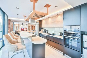 Fridge, microwave, oven, dishwasher - Villa Overseas Views (Unknown)