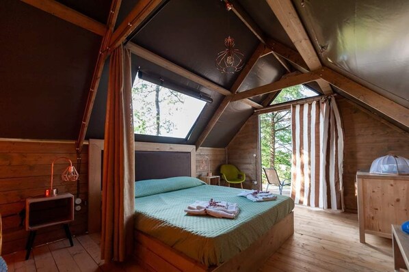 5 bedrooms, in-room safe, laptop workspace, free WiFi