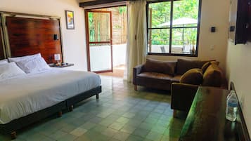 Habitación Premium, vista al río | Caja de seguridad en la habitación y espacio para trabajar con laptop