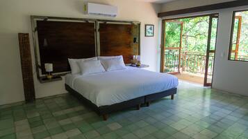 Habitación junior, balcón, vista al río | Caja de seguridad en la habitación y espacio para trabajar con laptop