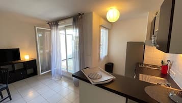 Een koelkast, een magnetron, een oven, een kookplaat