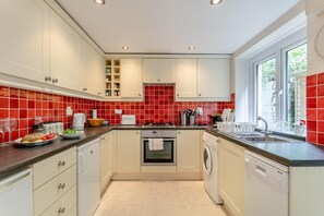 Mikrowelle, Ofen, Geschirrspüler, Hochstuhl