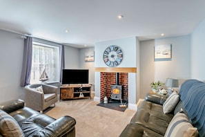TV, fireplace