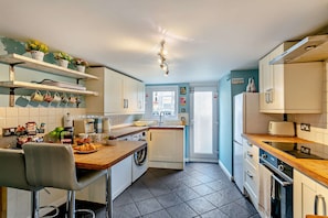 Fridge, oven, dishwasher, cookware/dishes/utensils