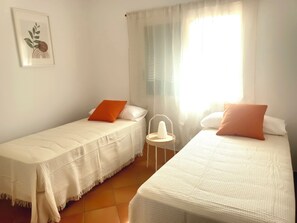 2 slaapkamers, een bureau, een strijkplank/strijkijzer, wifi