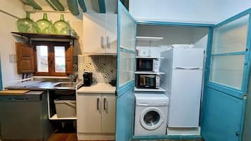 Een koelkast, een magnetron, een oven, een kookplaat