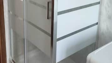 Doccia, asciugacapelli, bidet, asciugamani