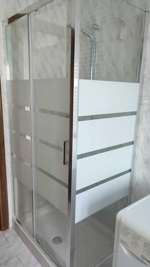 Douche, sèche-cheveux, bidet, serviettes fournies