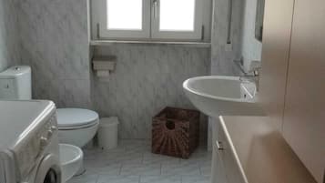 Dusche, Haartrockner, Bidet, Handtücher