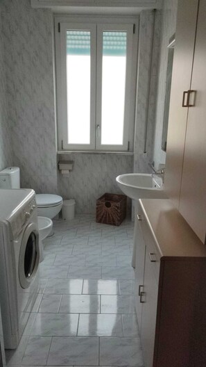 Douche, sèche-cheveux, bidet, serviettes fournies
