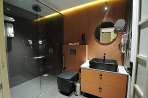 Habitación Deluxe con 1 cama matrimonial o 2 individuales | Baño | Pantuflas, toallas, jabón, shampoo 