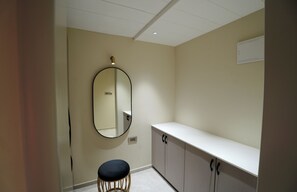 Quarto superior, vista para a cidade | 1 quarto, quartos à prova de som, Wi-Fi de cortesia