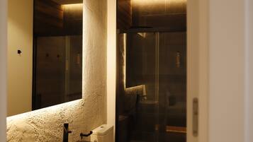 Superior Apartment | Bathroom | Shower, hair dryer, towels, soap