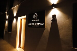 Cartel de los apartamentos Puente Romano de Medina Homes, con un logotipo y el nombre.
