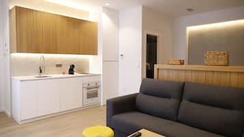 Studio Deluks | Dapur pribadi | Lemari es besar, microwave, oven, dan kompor