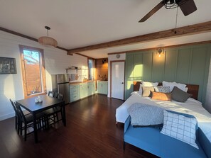 1 bedroom, bed sheets
