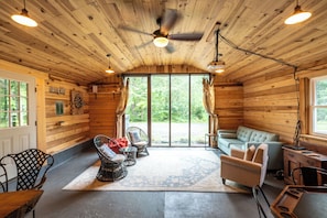 Kamin, DVD-Player, Tischtennisplatte, Bücher