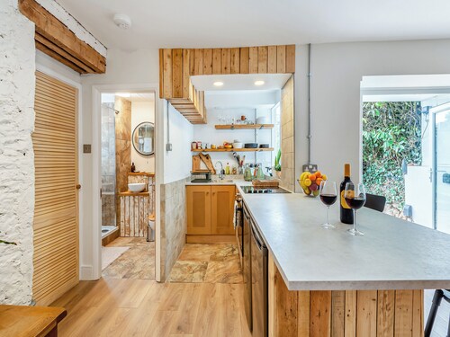 Welcome to this pet friendly holiday home in Torquay.