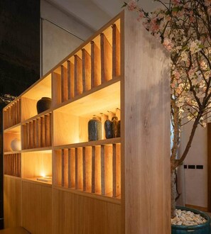 Una estantería de madera con varios estantes, algunos con adornos.